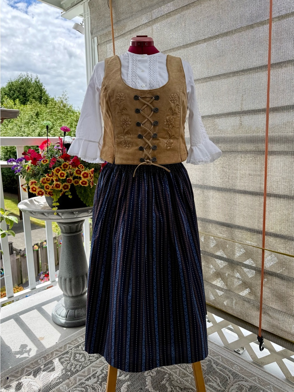 Alpine-style Trachten skirt, size 42